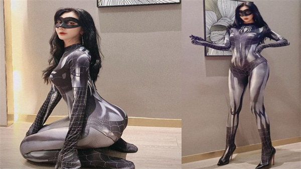 推特反差女神Vivian姐蜘蛛侠定制：黑丝美腿扛起狂插，颜射爆浆！